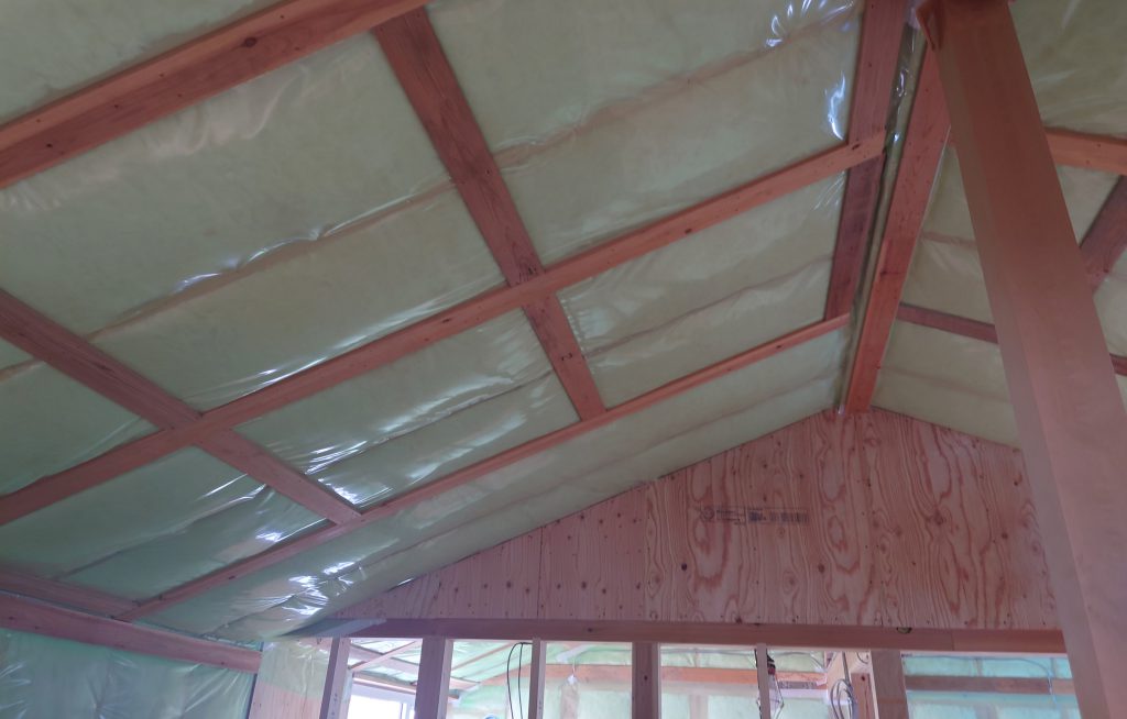 屋根断熱　グラスウール240㎜を充填し、防湿気密シートを施工してます。